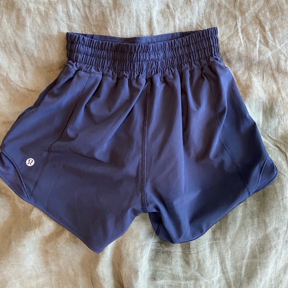 Lululemon Hotty Hot High Rise 4 in, sz 2 - Picture 2 of 3